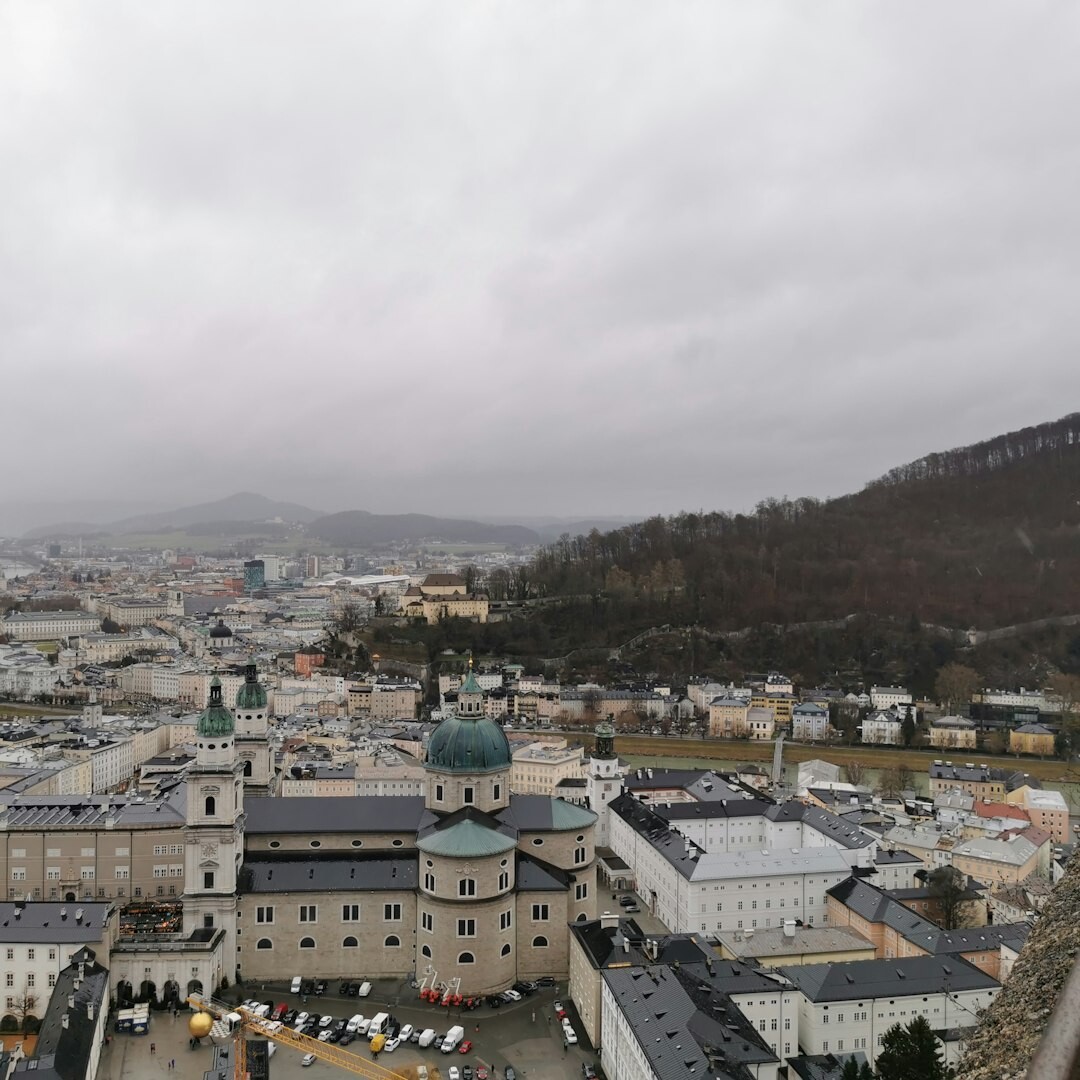 Slikovita uvala na Jadranskoj obali s tirkiznim morem