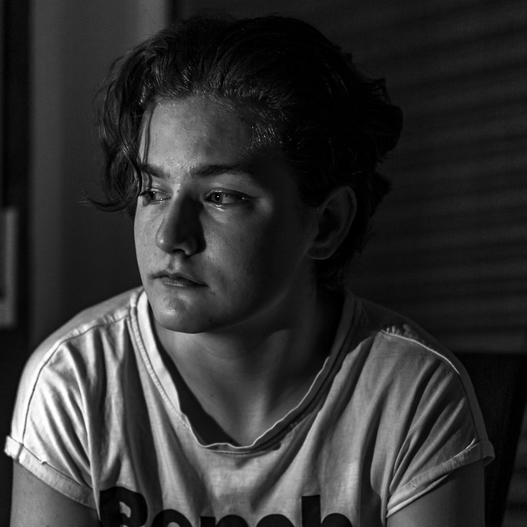 Studijski portret muškarca srednjih tridesetih s kratkom bradom
