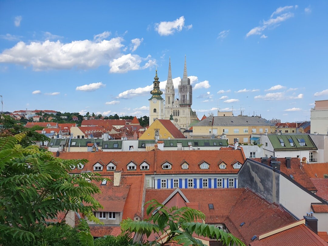 Panorama Zagreba u sumrak s katedralom