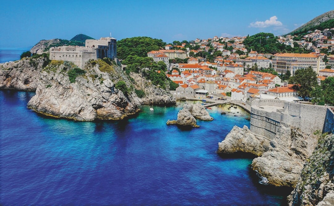 Zračni pogled na stari grad Dubrovnik s crvenim krovovima